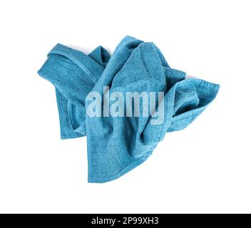Zerknittertes Blaues Handtuch Isoliert. Neues Frottee-Baumwollhandtuch, weicher Waschlappen auf weißem Hintergrund, Draufsicht Stockfoto