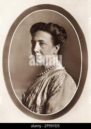 1915 : Königin VICTORIA von SCHWEDEN ( 1862 - 1930 ) , geborene Prinzessin von BADEN , verheiratet mit König GUSTAF V von SCHWEDEN BERNADOTTE ( 1858 - 1950 ) . Ihr Vater war Großherzog Friedrich I. von Baden ( Sohn von Prinzessin Sophie von Schweden ) und Prinzessin Louise von Preußen ( einzige Tochter von Wilhelm I. von Deutschland und Augusta von Sachsen-Weimar ) - REGINA - RE - ADELSBRÜCKE - Nobiltà - REALI - ROYAL - Portrait - ritratto - Pearl - Pearls Collier - collana di perle - perla - Haus VON BERNADOTTE - SVEZIA - NORVEGIA - Royal - nobili - nobiltà - FAMIGLIA REALE - FAMILIE - Gustaf - Gustavo - Gustav, Regina Vittoria Stockfoto