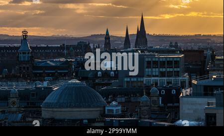 Edinburgh, Schottland, Vereinigtes Königreich, 10. März 2023. Wetter in Großbritannien: Sonnenuntergang über dem Stadtzentrum: Der kalte Abend und das geringe Sonnenlicht von Calton Hill aus. Kredit: Sally Anderson/Alamy Live News Stockfoto