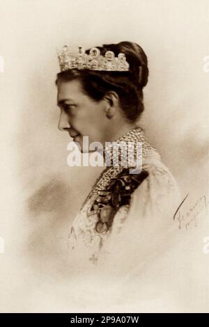 1915 Ca : Königin VICTORIA von SCHWEDEN ( 1862 - 1930 ) , geborene Prinzessin von BADEN , verheiratet mit König GUSTAF V von SCHWEDEN BERNADOTTE ( 1858 - 1950 ) . Ihr Vater war Großherzog Friedrich I. von Baden ( Sohn von Prinzessin Sophie von Schweden ) und Prinzessin Louise von Preußen ( einzige Tochter von Wilhelm I. von Deutschland und Augusta von Sachsen-Weimar ) - REGINA - RE - ADELSWESEN - Nobiltà - REALI - KÖNIGSFAMILIE - Portrait - Rituto - Halskette - collana - Haus VON BERNADOTTE - SVEZIA - NORVEGIA - Königsfamilie - nobili - nobiltà - FAMIGLIA REALE - FAMILIE - Gustaf - Gustavo - Gustav - Regina Vittoria di Svezia - Chignon - Colla Stockfoto