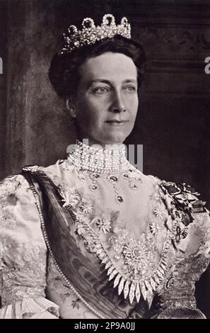 1915 Ca : Königin VICTORIA von SCHWEDEN ( 1862 - 1930 ) , geborene Prinzessin von BADEN , verheiratet mit König GUSTAF V von SCHWEDEN BERNADOTTE ( 1858 - 1950 ) . Foto von J. Russell und Son, London. Ihr Vater war Großherzog Friedrich I. von Baden ( Sohn von Prinzessin Sophie von Schweden ) und Prinzessin Louise von Preußen ( einzige Tochter von Wilhelm I. von Deutschland und Augusta von Sachsen-Weimar ) - REGINA - RE - ADELSWESEN - Nobiltà - REALI - ROYAL - Portrait - Rituto - Halskette - collana - Haus VON BERNADOTTE - SVEZIA - NORVEGIA - Royal - nobili - nobiltà - FAMIGLIA REALE - FAMILIE - Gustaf - Gustavo - Gustav - Regina Stockfoto