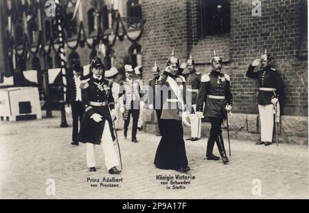 1909 , Berlin , Deutschland : Königin VICTORIA von SCHWEDEN ( 1862 - 1930 ) , geborene Prinzessin von BADEN , verheiratet mit König GUSTAF V von SCHWEDEN BERNADOTTE ( 1858 - 1950 ), Auf diesem Foto in Uniform des Kapitäns des Pommerischen Fusilier Regiments mit Prinz ADALBERT von PREUSSEN in Marineuniform, Sohn von Kaiser Willhelm II von Deutschland . Ihr Vater war Großherzog Friedrich I. von Baden ( Sohn von Prinzessin Sophie von Schweden ) und Prinzessin Louise von Preußen ( einzige Tochter von Wilhelm I. von Deutschland und Augusta von Sachsen-Weimar ) . Foto von T.H. Shumann und Sohn - REGINA - RE - ADEL - Nobiltà - REALI - KÖNIGLICH - Porträt Stockfoto