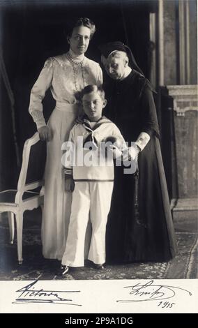 1915 : drei Generationen auf demselben Foto . Königin VICTORIA von SCHWEDEN ( 1862 - 1930 ) , geborene Prinzessin von BADEN , verheiratet mit König GUSTAF V von SCHWEDEN BERNADOTTE ( 1858 - 1950 ) . Ihr Vater war Großherzog Friedrich I. von Baden ( Sohn von Prinzessin Sophie von Schweden ) und Prinzessin Louise von Preußen ( einzige Tochter von Wilhelm I. von Deutschland und Augusta von Sachsen-Weimar ). Auf diesem Foto mit ihrer Mutter LOUISE VON PREUSSEN und dem Enkel Prinz SIGVARD von SCHWEDEN Herzog von Upplan ( 1907 - 2002 ) für die Baden-ROTKREUZ-Benefizveranstaltung . Prinz Sigvard war der zweite Sohn des zukünftigen Königs Gustav VI. Adolf von Schweden und Hi Stockfoto