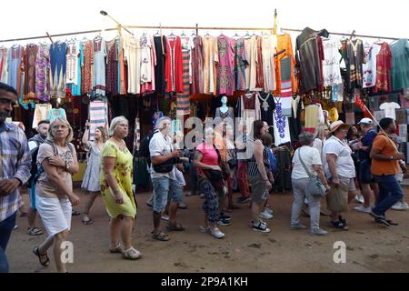 Assuan, Ägypten. 10. März 2023. Touristen besuchen das nubische Dorf Gharb Soheil in Assuan, Ägypten, am 9. März 2023. Die Zahl der Touristen in Ägypten sank 2020 aufgrund der COVID-19-Pandemie auf rund 3,7 Millionen, nachdem 2019 mit über 13 Millionen Besuchern in Nordafrika nach offiziellen Daten ein Boom verzeichnet worden war. Im Jahr 2021 erholte sie sich allmählich auf etwa 8 Millionen Dollar und blühte im Jahr 2022 weiter auf annähernd die Zahl vor der Pandemie. Kredit: Ahmed Gomaa/Xinhua/Alamy Live News Stockfoto