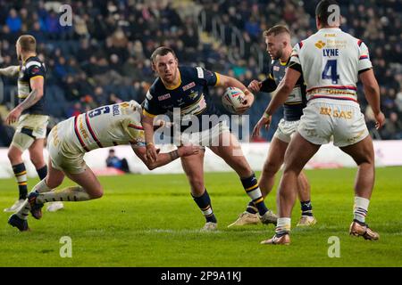 Leeds, Großbritannien. 10. März 2023. Lee Gaskell #6 von Wakefield Trinity bekämpft Cameron Smith #13 von Leeds Rhinos während des Spiels der Betfred Super League Round 4 Leeds Rhinos vs Wakefield Trinity im Headingley Stadium, Leeds, Großbritannien, 10. März 2023 (Foto von Steve Flynn/News Images) in Leeds, Großbritannien, am 3./10. März 2023. (Foto: Steve Flynn/News Images/Sipa USA) Guthaben: SIPA USA/Alamy Live News Stockfoto