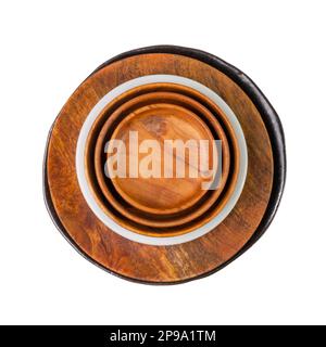 Isolierte, stapelbare Schüsseln, stapelbare Schüsseln, verschiedene Schüsseln, Holz- und Keramikgeschirr auf weißem Hintergrund, Draufsicht Stockfoto