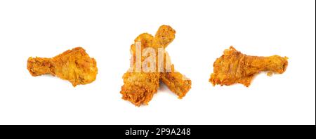 Hähnchenschenkel isoliert, gebratener panierter Drumstick, frittierte Hähnchen Drumsticks auf weißem Hintergrund Stockfoto