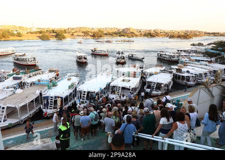 Assuan, Ägypten. 10. März 2023. Touristen nehmen Boote an einem Dock nach dem Besuch des nubischen Dorfes Gharb Soheil in Assuan, Ägypten, am 9. März 2023. Die Zahl der Touristen in Ägypten sank 2020 aufgrund der COVID-19-Pandemie auf rund 3,7 Millionen, nachdem 2019 mit über 13 Millionen Besuchern in Nordafrika nach offiziellen Daten ein Boom verzeichnet worden war. Im Jahr 2021 erholte sie sich allmählich auf etwa 8 Millionen Dollar und blühte im Jahr 2022 weiter auf annähernd die Zahl vor der Pandemie. Kredit: Ahmed Gomaa/Xinhua/Alamy Live News Stockfoto