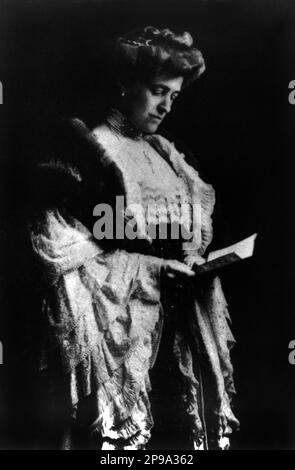 Porträt der amerikanischen Schriftstellerin UND Schriftstellerin EDITH WHARTON ( geboren Edith Newbold Jones , 1862 - 1937 ) . Sie schrieb mehrere einflussreiche Bücher, darunter die Dekoration von Häusern, ihre erste veröffentlichte Arbeit, und italienische Villen und ihre Gärten und den Roman das Haus der Freude (1905). Die für DAS ZEITALTER DER UNSCHULD ( 1920 ) gefeiert wurde, vielleicht ihr bekanntestes Werk, gewann den Pulitzer-Preis für Literatur 1921 und war damit die erste Frau, die den Preis erhielt. - LETTERATO - SCRITTORE - SCRITTRICE - LETTERATURA - Literatur - PORTRÄT - RITRATTO - Reader - Lettore - Chignon - BELLE EPOQUE --- Archivio GBB Stockfoto