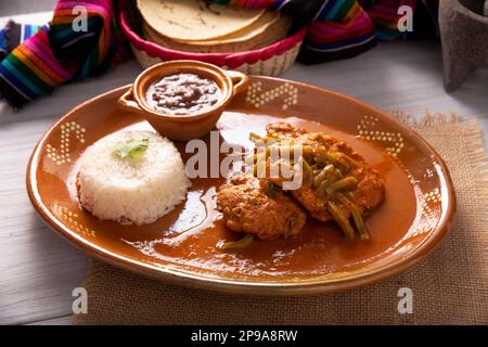 Tortitas de Carne, Fleischpfannkuchen. Tortitas sind in Mexiko und Lateinamerika beliebt und ähneln Schnittlauch, Fleisch, Rindfleisch, Thunfisch, Huhn oder o Stockfoto