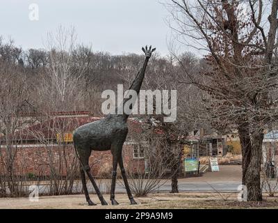 Kansas City, Missouri - 4. März 2023 - Giraffenstatue im Kansas City Zoo Africa Area Stockfoto