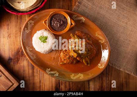 Tortitas de Carne, Fleischpfannkuchen. Tortitas sind in Mexiko und Lateinamerika beliebt und ähneln Schnittlauch, Fleisch, Rindfleisch, Thunfisch, Huhn oder o Stockfoto