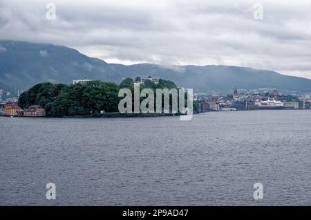 Blick auf die Küste über den Hafen von Vagen bis zum Ufer von Torget und Mount Ulriken über der historischen Stadt Bergen, Norwegen und Skandinavien. 19. vom Juli 2012 Stockfoto