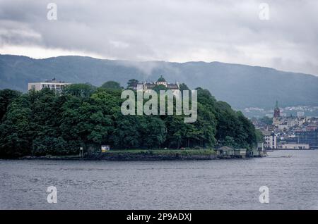 Blick auf die Küste über den Hafen von Vagen bis zum Ufer von Torget und Mount Ulriken über der historischen Stadt Bergen, Norwegen und Skandinavien. 19. vom Juli 2012 Stockfoto