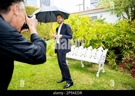 DER Direktor von LOS ANGELES 20230310 Ruben Östlund hält einen Schirm während einer Pressekonferenz in Los Angeles, bevor die Oscars-Gala (Academy Awards) stattfindet. Stockfoto