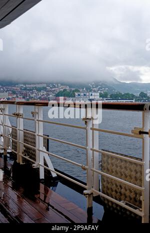 Blick auf die Küste über den Hafen von Vagen bis zum Ufer von Torget und Mount Ulriken über der historischen Stadt Bergen, Norwegen und Skandinavien. 19. vom Juli 2012 Stockfoto