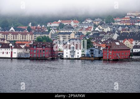 Blick auf die Küste über den Hafen von Vagen bis zum Ufer von Torget und Mount Ulriken über der historischen Stadt Bergen, Norwegen und Skandinavien. 19. vom Juli 2012 Stockfoto