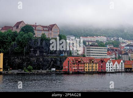 Blick auf die Küste über den Hafen von Vagen bis zum Ufer von Torget und Mount Ulriken über der historischen Stadt Bergen, Norwegen und Skandinavien. 19. vom Juli 2012 Stockfoto