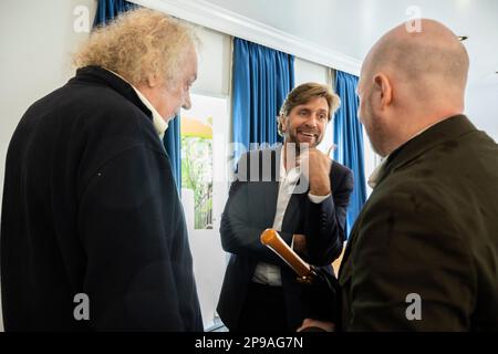 DER 20230310Swedish-Regisseur Ruben Östlund spricht vor der Konferenz in Los Angeles mit den Schauspielern Zlatko Buric und Henrik Dorsin Stockfoto