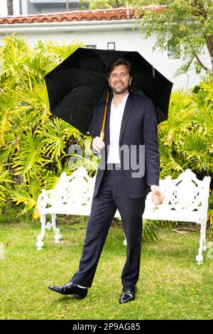 DER Direktor von LOS ANGELES 20230310 Ruben Östlund hält einen Schirm während einer Pressekonferenz in Los Angeles, bevor die Oscars-Gala (Academy Awards) stattfindet. Stockfoto