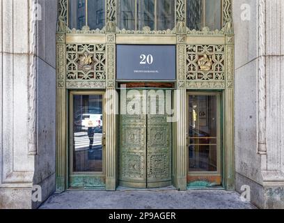 NYC Financial District: Kunstvoll verzierter Eingang zum 20 Exchange Place, an der Ecke Exchange Place und William Street. Stockfoto