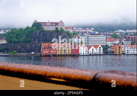 Blick auf die Küste über den Hafen von Vagen bis zum Ufer von Torget und Mount Ulriken über der historischen Stadt Bergen, Norwegen und Skandinavien. 19. vom Juli 2012 Stockfoto