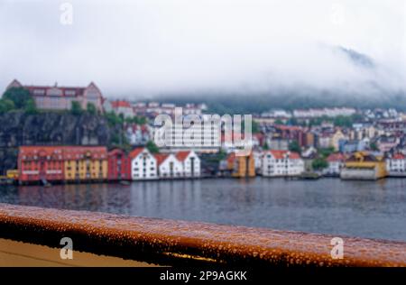 Blick auf die Küste über den Hafen von Vagen bis zum Ufer von Torget und Mount Ulriken über der historischen Stadt Bergen, Norwegen und Skandinavien. 19. vom Juli 2012 Stockfoto