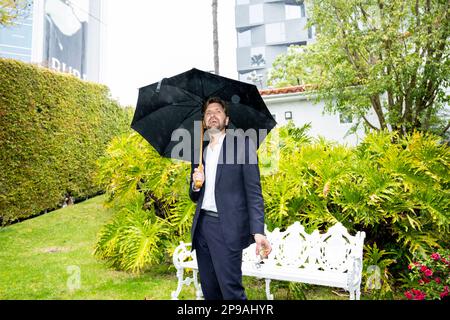 DER Direktor von LOS ANGELES 20230310 Ruben Östlund hält einen Schirm während einer Pressekonferenz in Los Angeles, bevor die Oscars-Gala (Academy Awards) stattfindet. Stockfoto