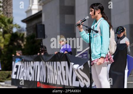 Sacramento, Kalifornien, USA. 10. März 2023. Der 18-jährige Bewohner des Central Valley, Chloe Cole, spricht während der Rallye „De-Transition Awareness Day“ am State Capitol in Sacramento, Freitag, den 10. März 2023, über den Geschlechterwechsel. Cole erlangte im letzten Monat nationale Aufmerksamkeit, als sie eine Klage gegen Kaiser permanente ankündigte, die behauptete, dass die Gruppe ihr unangemessen geschlechtsfördernde medizinische Behandlung von Frau zu Mann gewährt habe, eine Behauptung, die die Organisation bestreitet. (Kreditbild: © Paul Kitagaki Jr./ZUMA Press Wire) NUR REDAKTIONELLE VERWENDUNG! Nicht für den kommerziellen GEBRAUCH! Stockfoto