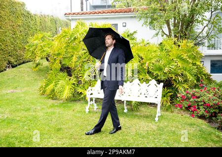 DER Direktor von LOS ANGELES 20230310 Ruben Östlund hält einen Schirm während einer Pressekonferenz in Los Angeles, bevor die Oscars-Gala (Academy Awards) stattfindet. Stockfoto