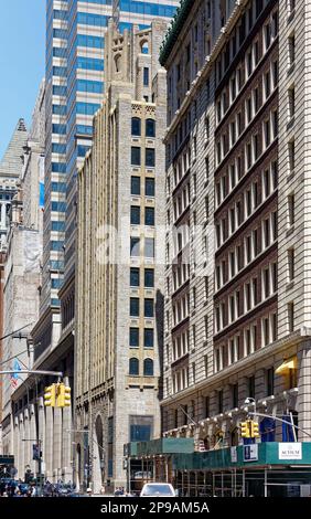 74 Wall Street (Zentrum), die ehemalige Seaman's Bank for Savings, hat einen monumentalen Bogeneingang, der mit geschnitzten Granitblöcken dekoriert ist. Stockfoto