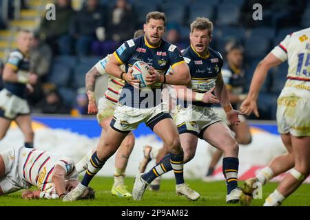 Aidan Sezer #7 von Leeds Rhinos erkennt eine Lücke in der Wakefield Trinity Verteidigung während des Spiels der Betfred Super League Round 4 Leeds Rhinos vs Wakefield Trinity im Headingley Stadium, Leeds, Großbritannien, 10. März 2023 (Foto von Steve Flynn/News Images) Stockfoto