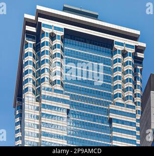 Wände und Säulen mit Stein- und Glasvorhängen betonen die vertikale Lage an der Wall Street 60, dem ehemaligen Gebäude der Deutschen Bank im Finanzviertel von New York City. Stockfoto