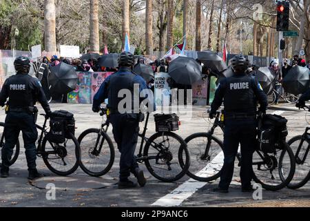 Sacramento, Kalifornien, USA. 10. März 2023. Polizeiüberwachung in Sacramento die Trans-Aktivistengruppe „Pride was A Riot“ auf der N Street findet als „De-Transition Awareness Day“ statt, die Organisatoren als die „bisher größte Zusammenkunft von Personen, die durch Gender-Ideologie geschädigt wurden“ bezeichnen. Sie findet am Freitag, den 10. März 2023 im State Capitol in Sacramento statt. (Kreditbild: © Paul Kitagaki Jr./ZUMA Press Wire) NUR REDAKTIONELLE VERWENDUNG! Nicht für den kommerziellen GEBRAUCH! Stockfoto