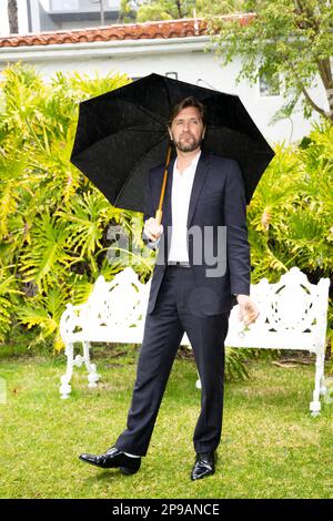 DER Direktor von LOS ANGELES 20230310 Ruben Östlund hält einen Schirm während einer Pressekonferenz in Los Angeles, bevor die Oscars-Gala (Academy Awards) stattfindet. Stockfoto