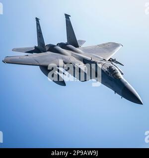 Ein F-15 Strike Eagle, der dem 96. Test Wing zugewiesen wurde, Eglin Air Force Base, Florida, nähert sich einem KC-135 Stratotanker, der dem 6. Air Tanken Wing, MacDill Air Force Base, Florida, zugeteilt wurde, um über dem Golf von Mexiko zu tanken, am 8. März 2023. Durch die Luftbetankung durch Tankflugzeuge können der F-15 und andere Flugzeuge länger in der Luft bleiben und die Landung in umkämpften Gebieten vermeiden. (USA Air Force Foto von Senior Airman Lauren Cobin) Stockfoto