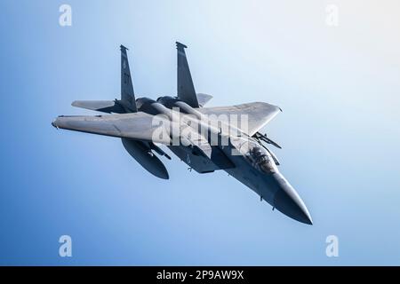 Ein F-15 Strike Eagle, der dem 96. Test Wing zugewiesen wurde, Eglin Air Force Base, Florida, nähert sich einem KC-135 Stratotanker, der dem 6. Air Tanken Wing, MacDill Air Force Base, Florida, zugeteilt wurde, um über dem Golf von Mexiko zu tanken, am 8. März 2023. Durch die Luftbetankung durch Tankflugzeuge können der F-15 und andere Flugzeuge länger in der Luft bleiben und die Landung in umkämpften Gebieten vermeiden. (USA Air Force Foto von Senior Airman Lauren Cobin) Stockfoto