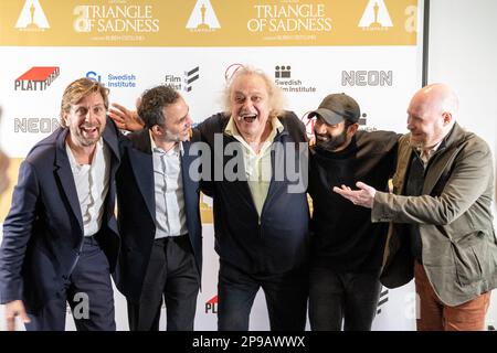 RUBEN Östlund, Regisseur VON LOS ANGELES 20230310Swedish, Produzent Erik Hemmendorff, zusammen mit den Schauspielern Zlatko Buric, Arvin Kananian und Henrik Dorsin D. Stockfoto