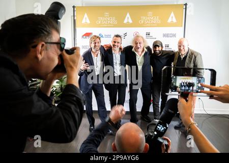 RUBEN Östlund, Regisseur VON LOS ANGELES 20230310Swedish, Produzent Erik Hemmendorff, zusammen mit den Schauspielern Zlatko Buric, Arvin Kananian und Henrik Dorsin D. Stockfoto