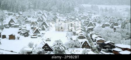 Shirakawago Dorf unter einem winterlichen schweren Schneefall Stockfoto