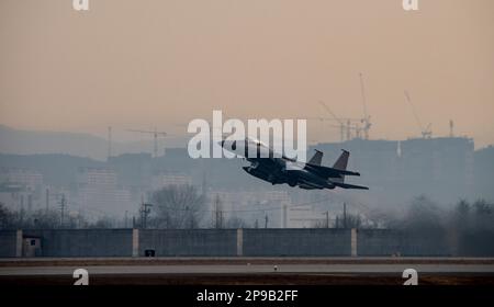 A Republic of Korea F-15K Slam Eagles, die der 102. Kampfgeschwader zugeteilt wurden, startet zu einer Ausbildungsmission während Buddy Staffel 23-2 am Osan Air Base, Republik Korea, 8. März 2023. Während der Schulung haben US- und ROKAF-Piloten die Interoperabilität der Kraftwerke durch die Anwendung von Luft-Luft- und Luft-Boden-Taktiken verbessert. (USA Air Force Foto von Staff Sgt. Dwane R. Young) Stockfoto