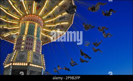 Riesenrad bei Nacht. Sommerfreizeitpark. Stockfoto