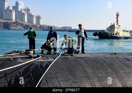 230223-N-ZU848-0202 BUSAN, Republik Korea (23. Februar 2023) Seeleute an Bord des schnell angreifenden U-Boots USS Springfield (SSN 761) der Klasse Los Angeles legen das U-Boot in Busan, Republik Korea an. Springfield wird nach Guam entsandt und operiert routinemäßig im US-Flottengebiet 7., führt Operationen zur maritimen Sicherheit durch und unterstützt nationale Sicherheitsinteressen. (USA Marinefoto von Mass Communication Specialist 2. Class Adam Craft) Stockfoto