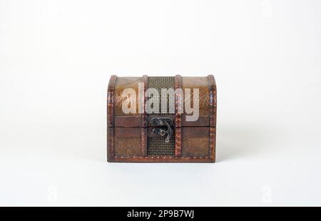 Kleine dekorative Kommode für Schmuck auf einem einfarbigen grauen Hintergrund für Nahaufnahmen Stockfoto