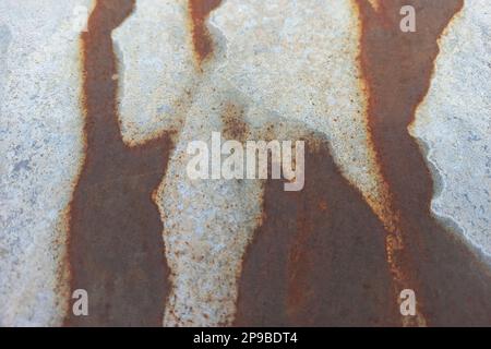 Rostiger gewellter Eisenhintergrund, Nahaufnahme des Fotos. Stockfoto