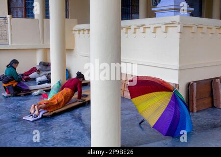 Beten, Namgyal Kloster in Tsuglagkhang complex. McLeod Ganj, Dharamsala Himachal Pradesh Zustand, Indien, Asien Stockfoto