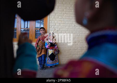 Tibetische Kinder, Junge und Mädchen, in typischen Kleidern, im Namgyal Kloster, im Tsuglagkhang Komplex. McLeod Ganj, Dharamsala, Indien, Asien Stockfoto