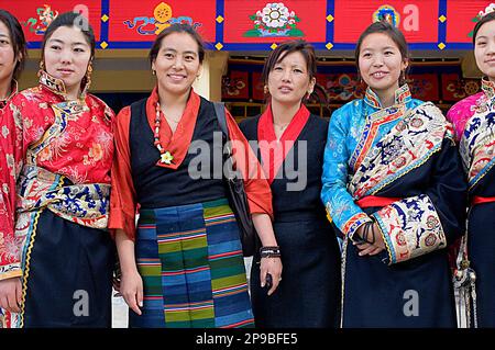 Tibetische Frauen in typischen Kleidern, im Namgyal-Kloster, im Tsuglagkhang-Komplex. McLeod Ganj, Dharamsala, Himachal Pradesh, Indien, Asien Stockfoto