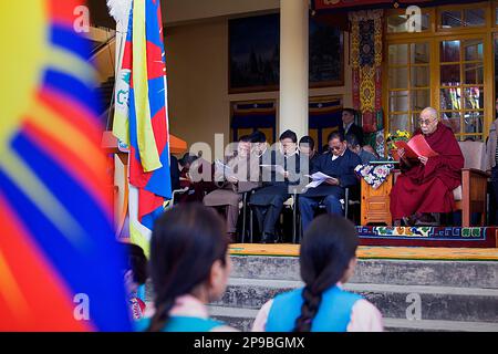 Seine Heiligkeit, der Dalai Lama und Mitglieder der tibetischen Regierung im Exil, im Namgyal Kloster, im Tsuglagkhang Komplex. McLeod Ganj, Dharamsala, er Stockfoto