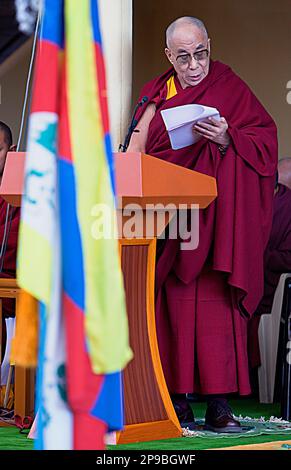 Seine Heiligkeit, der Dalai Lama, der über die Lage des tibetischen Volkes im Exil spricht, im Namgyal Kloster, Tsuglagkhang Komplex. McLeod Ganj, Dhara Stockfoto